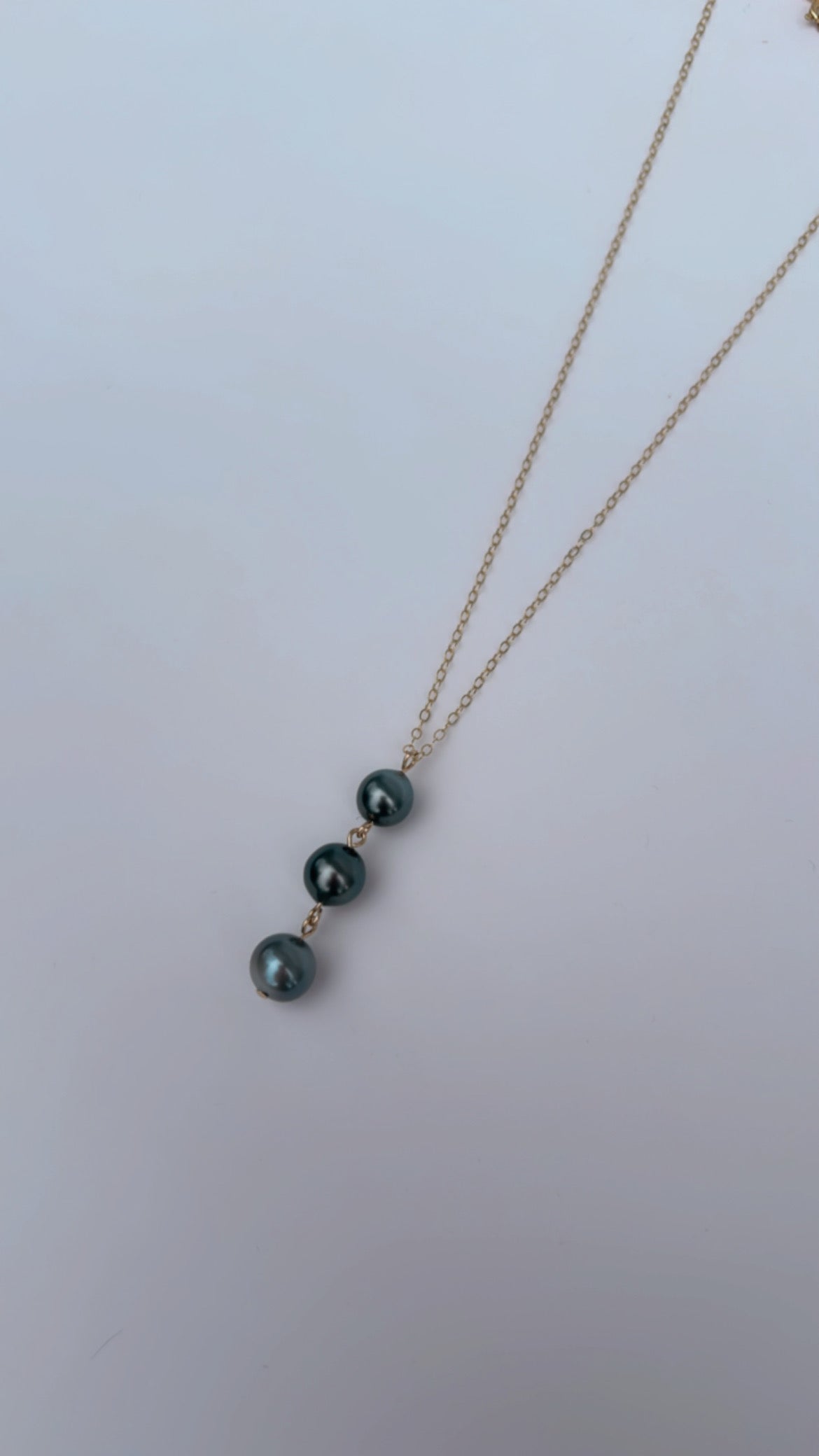 Coastal Trio Necklace (Tahitian Black Pearl)